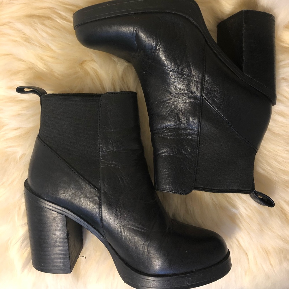 Steve Madden ‘Nana’ Black Booties